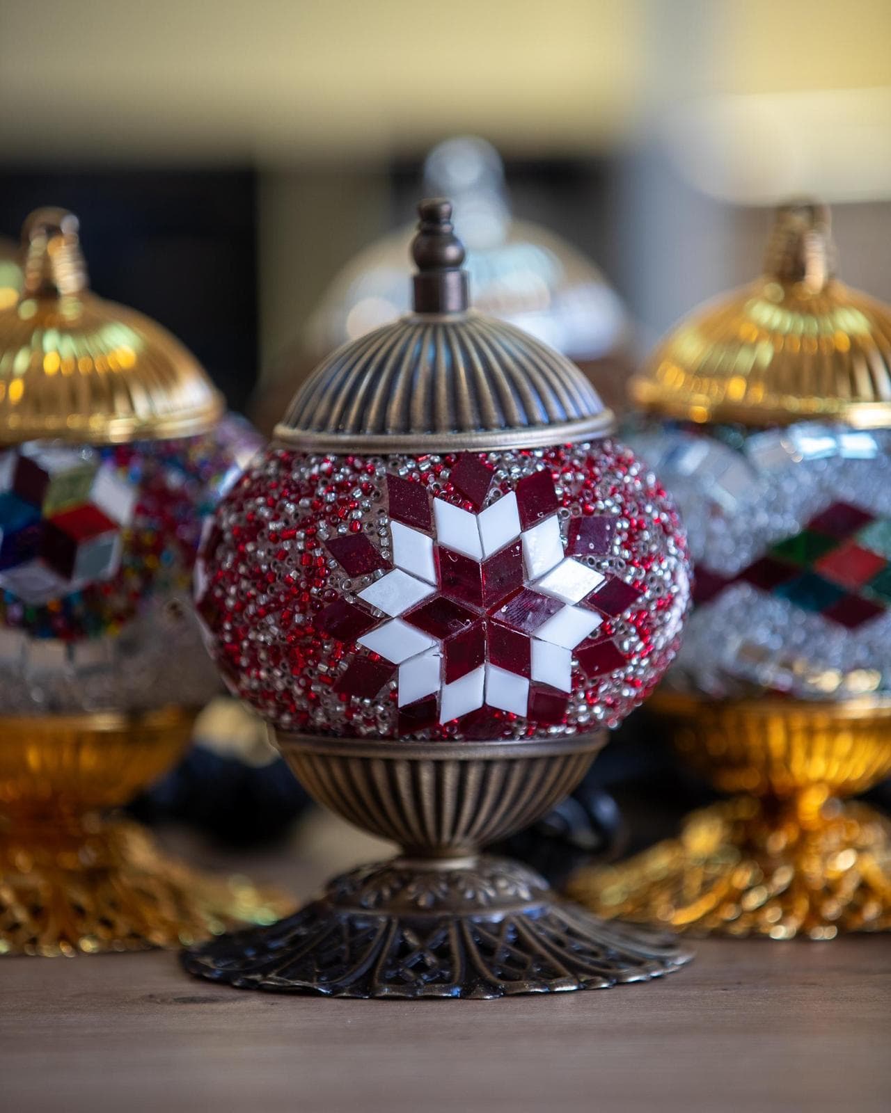 Firuze El Yapımı Mozaik Lamba - Bordo Zeminli Beyaz Kar Tanesi Desenli