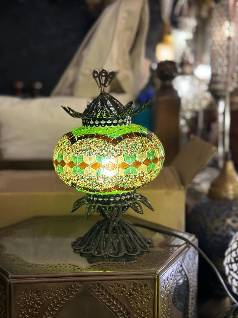 Zeynhome İmza Serisi Taç Kaideli Mozaik Lamba - Zümrüt Yeşili ve Kehribar Geometrik Desenli
